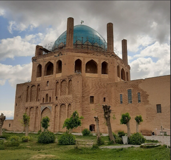 جاهای دیدنی سلطانیه؛ شکوه گنبد فیروزهای در قلب تاریخ ایران | ایجارهسلطانیه گنبد